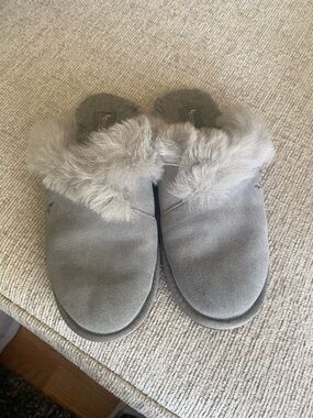 Koolaburra Women's Light Gray Suede Plush Slip-On Slippers